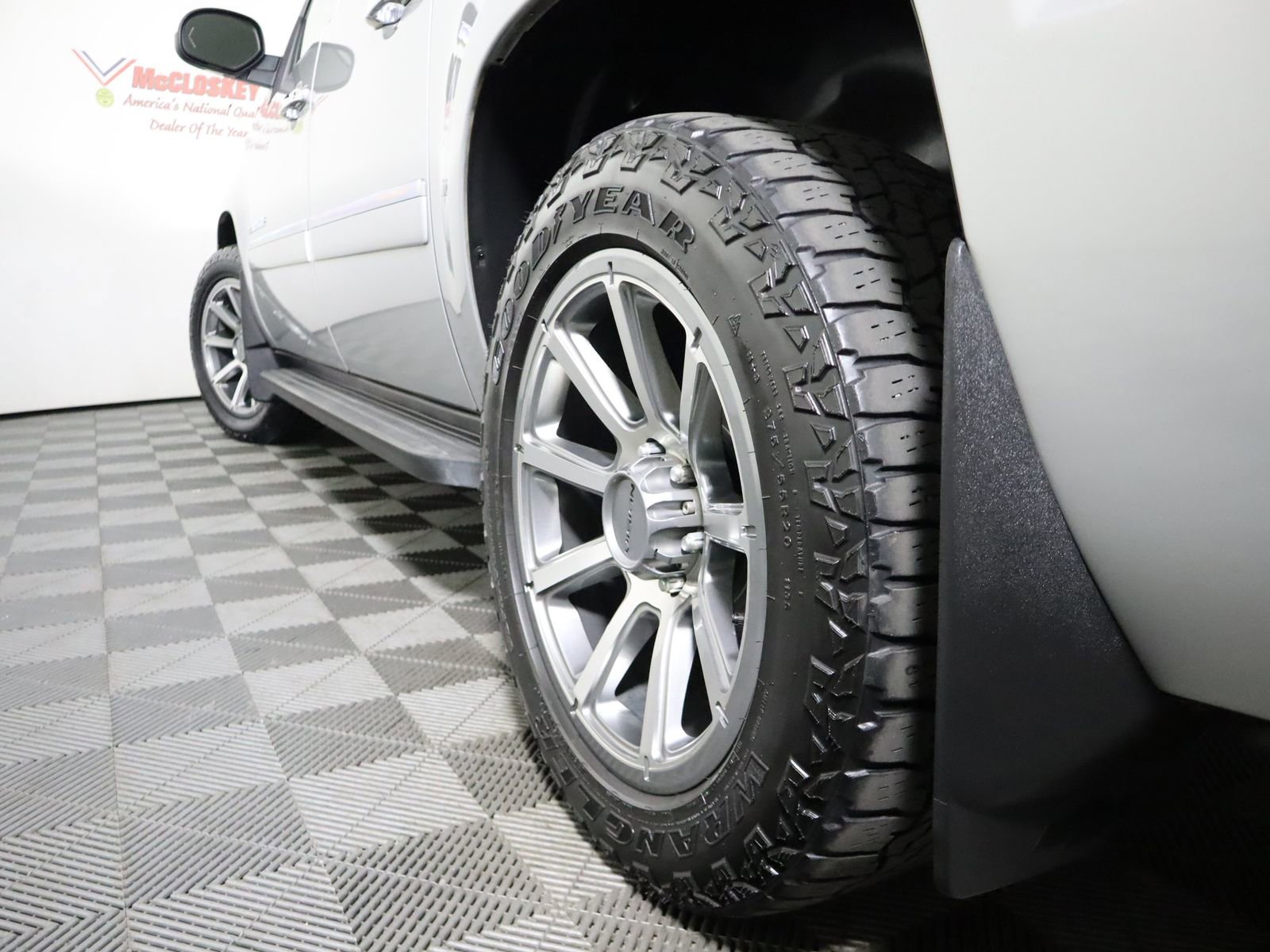 Used 2013 Chevrolet Avalanche LTZ image 12