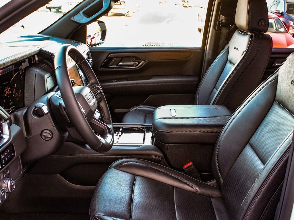 Used 2025 GMC Yukon Denali image 32