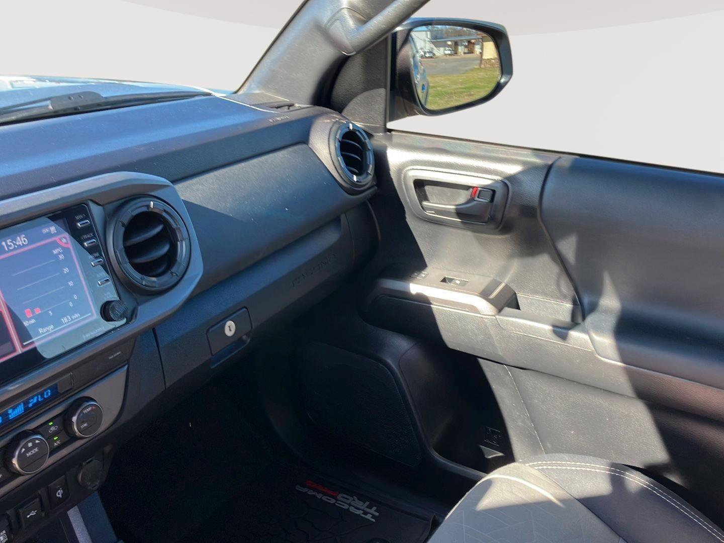 Used 2022 Toyota Tacoma TRD Off-Road w/ Technology Package image 28