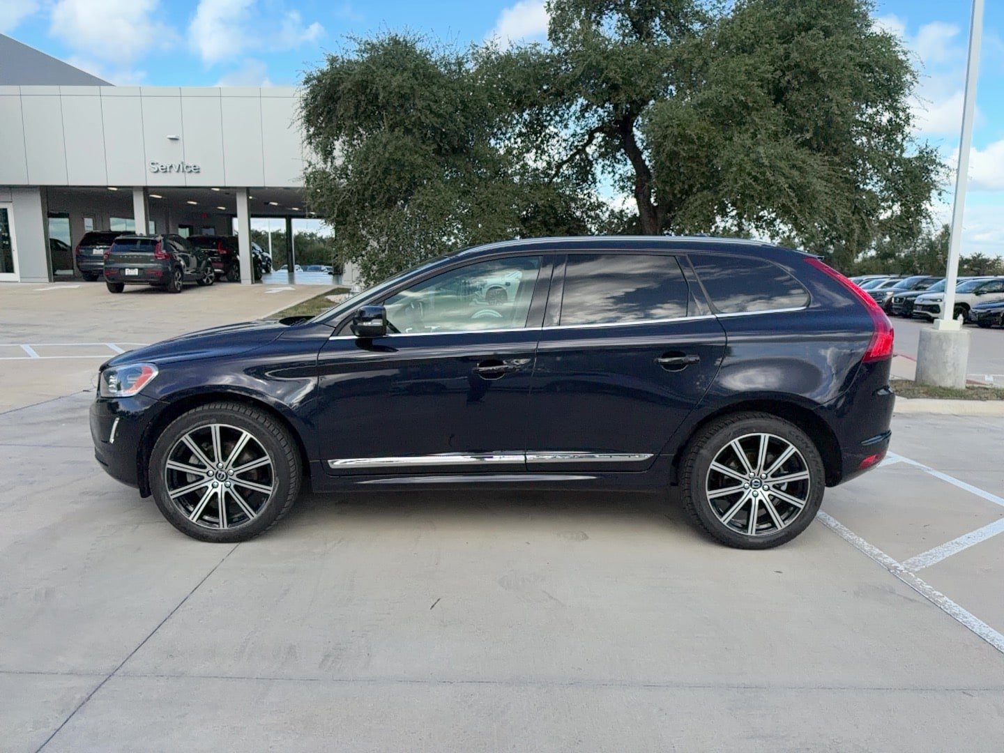Used 2017 Volvo XC60 T6 Inscription w/ Climate Package AWD/4WD image 3