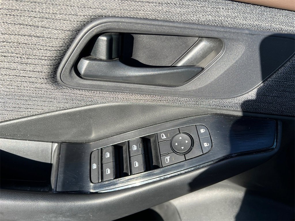 Used 2023 Nissan Rogue S image 12