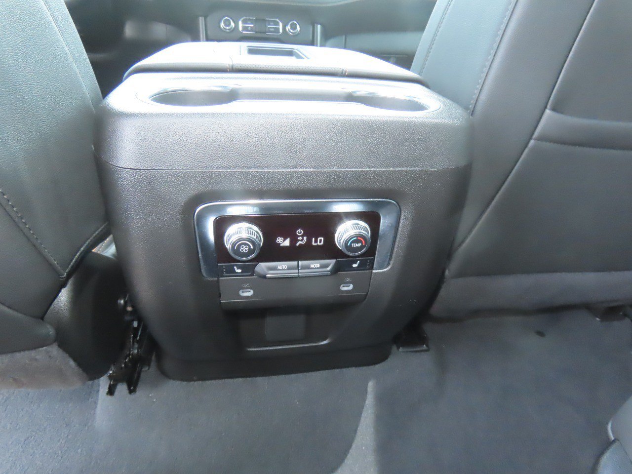 Used 2024 GMC Yukon AT4 w/ Technology Package AWD/4WD image 23