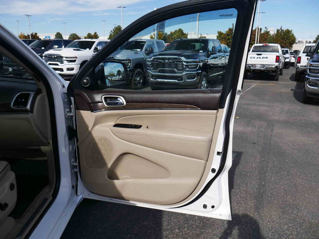 Used 2017 Jeep Grand Cherokee Overland w/ Jeep Active Safety Group image 25