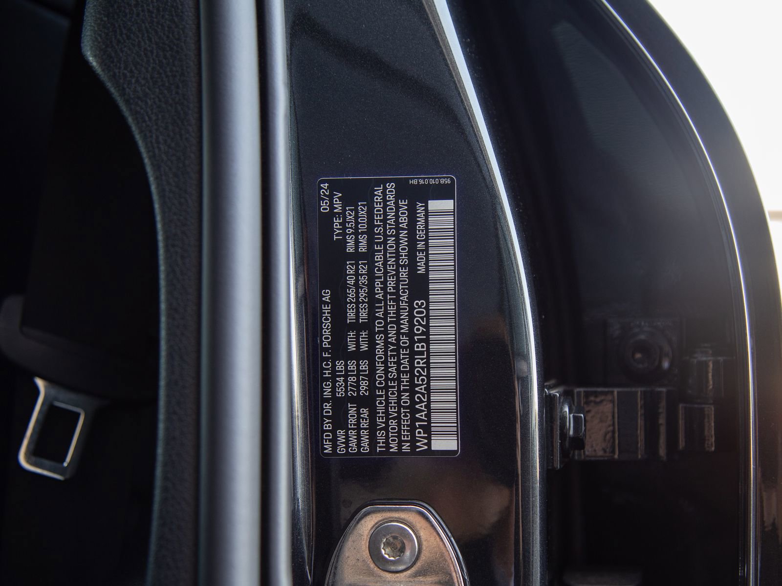 Certified 2024 Porsche Macan AWD/4WD image 28