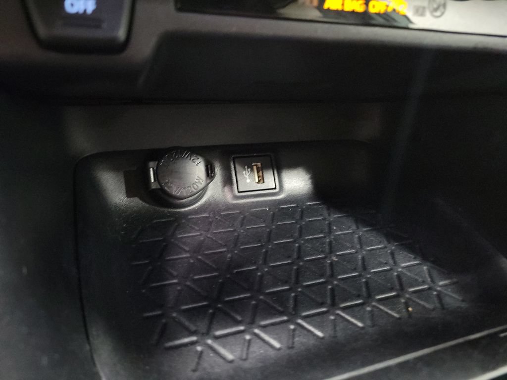 Used 2025 Toyota RAV4 XLE AWD/4WD image 18