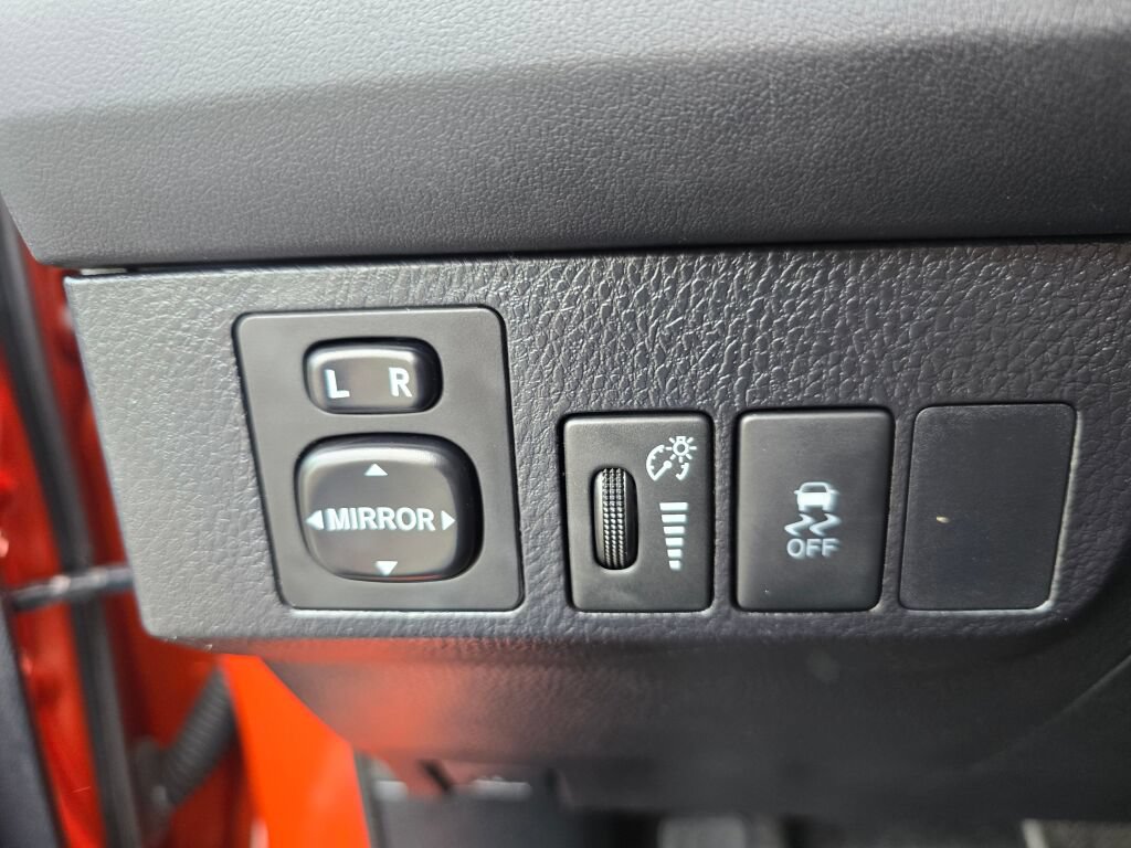 Used 2015 Toyota RAV4 LE AWD/4WD image 19