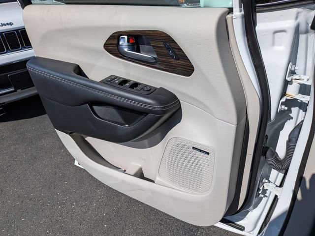 Certified 2022 Chrysler Pacifica Limited AWD/4WD image 24