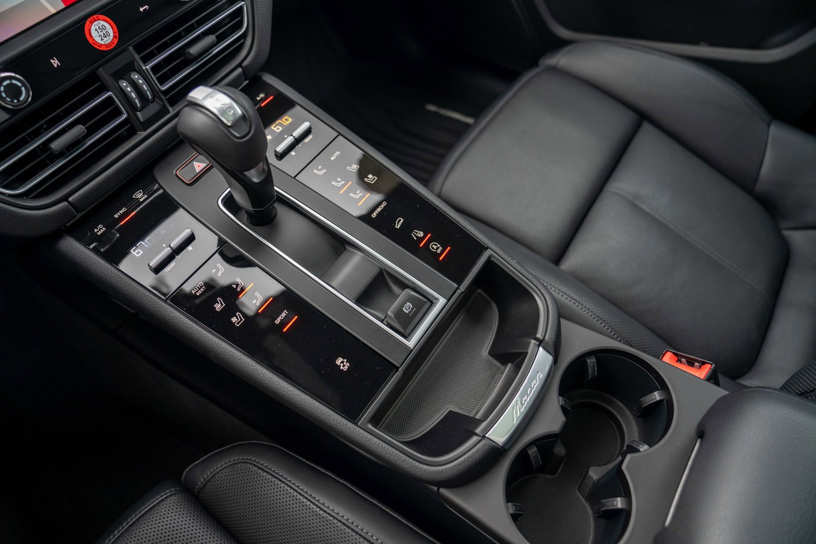 Certified 2025 Porsche Macan image 21