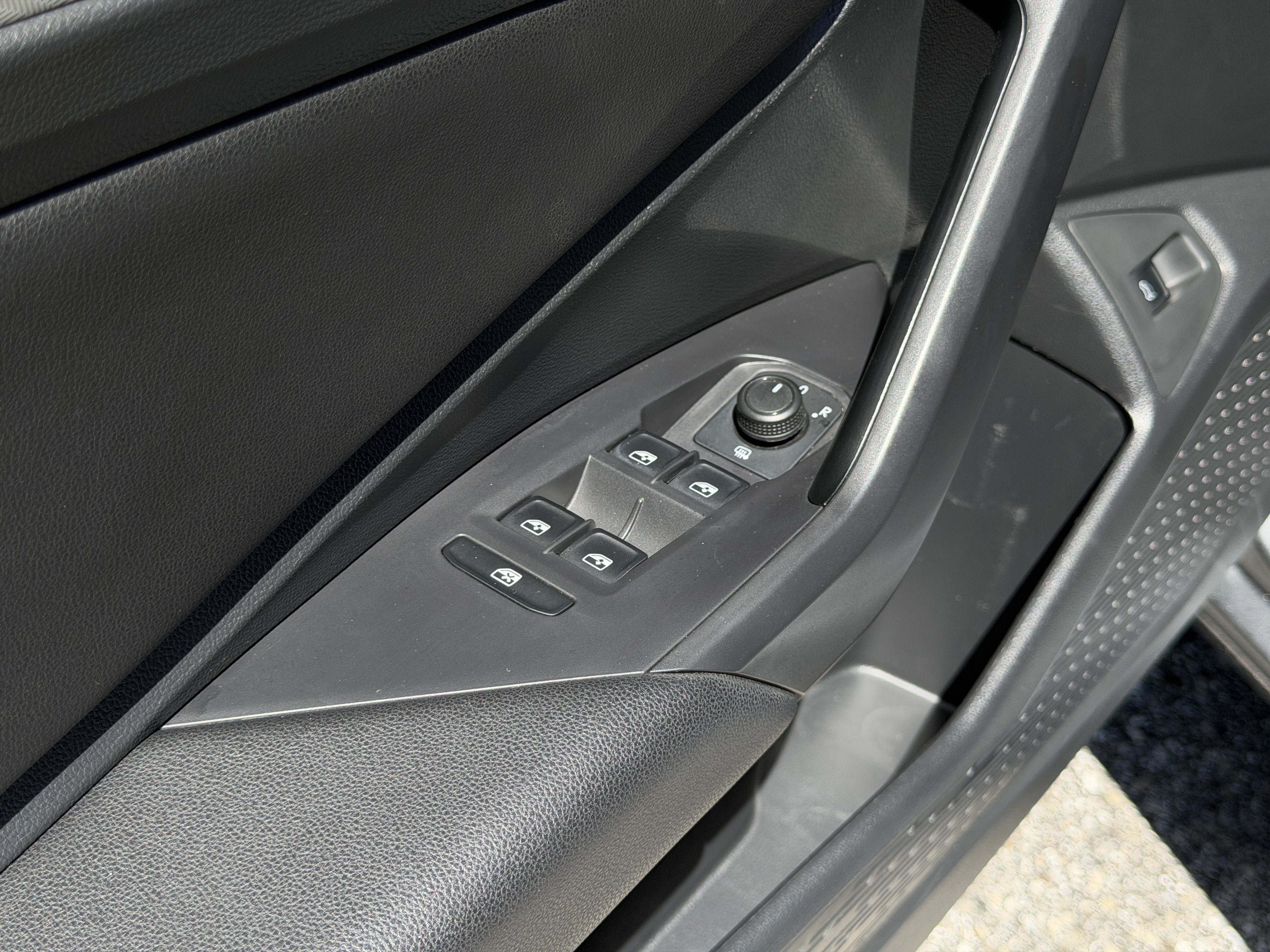 Used 2019 Volkswagen Jetta SE w/ Cold Weather Package FWD image 19