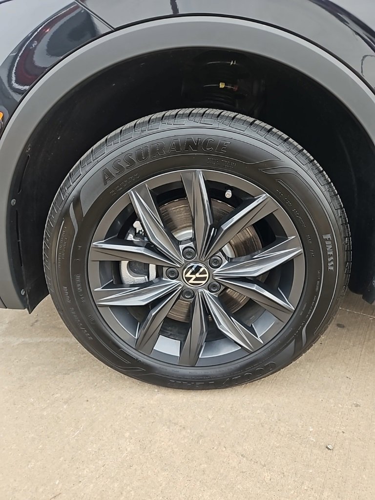 Used 2024 Volkswagen Tiguan SE image 9