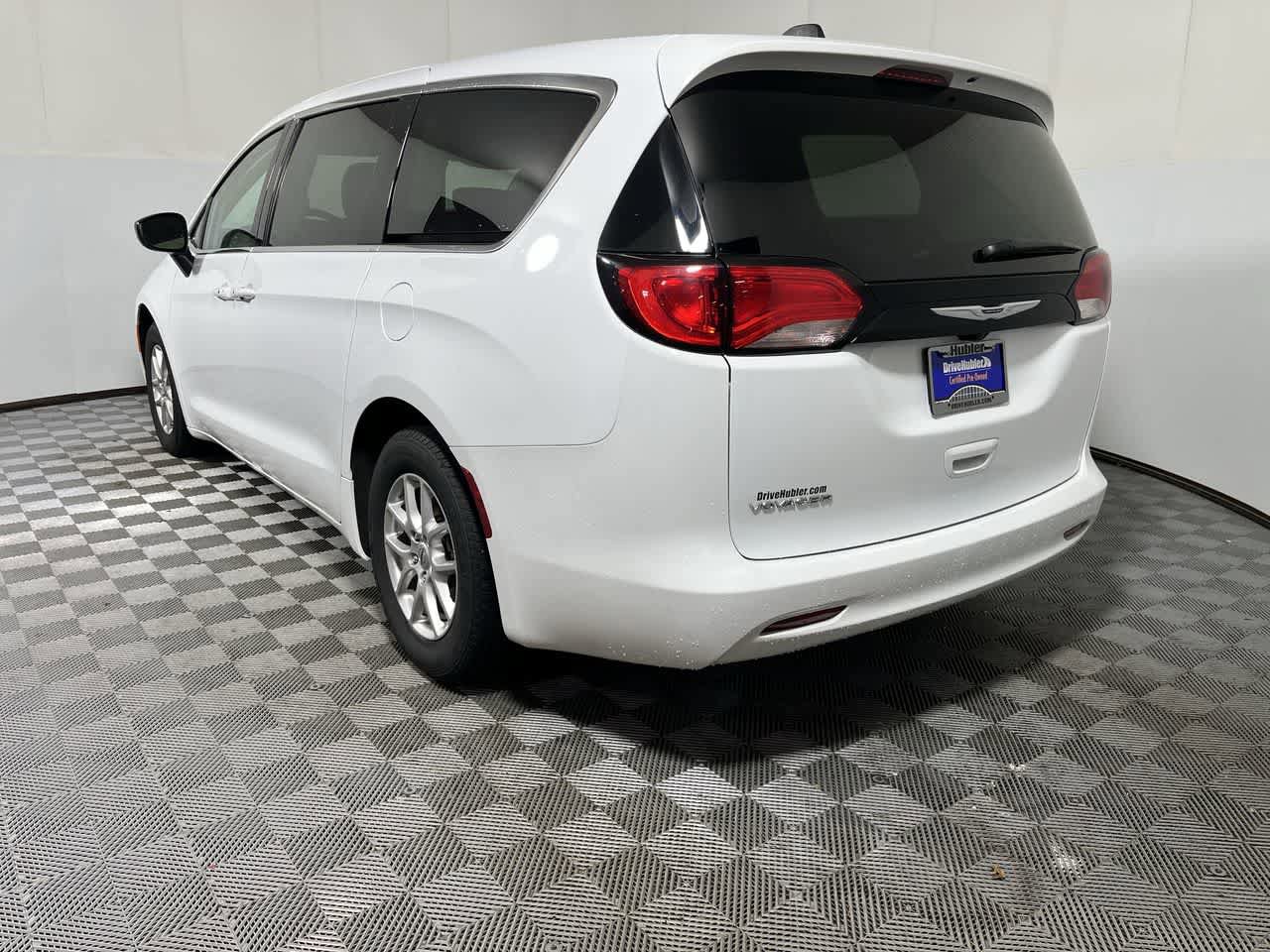 Used 2024 Chrysler Voyager LX FWD image 6