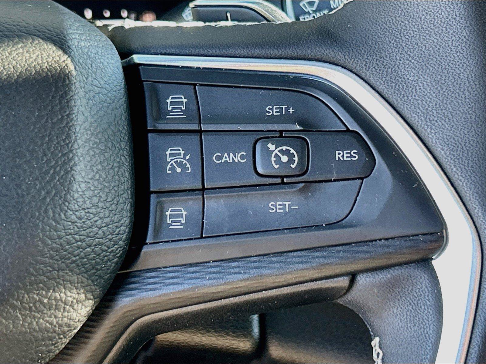 Used 2023 Jeep Grand Cherokee Laredo w/ Luxury Tech Group I AWD/4WD image 39