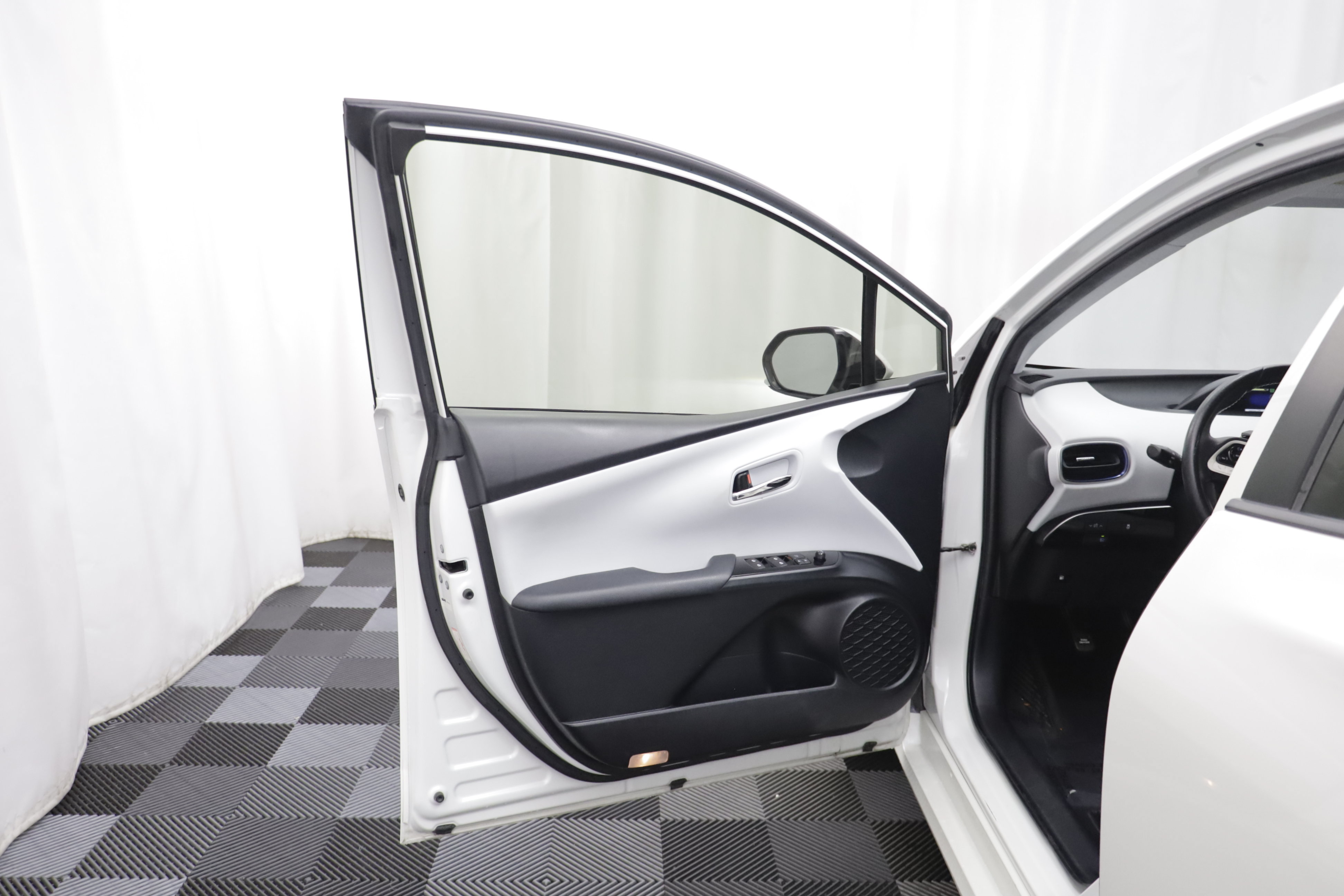Used 2017 Toyota Prius Three Touring w/ Carpet Mat Package FWD image 4