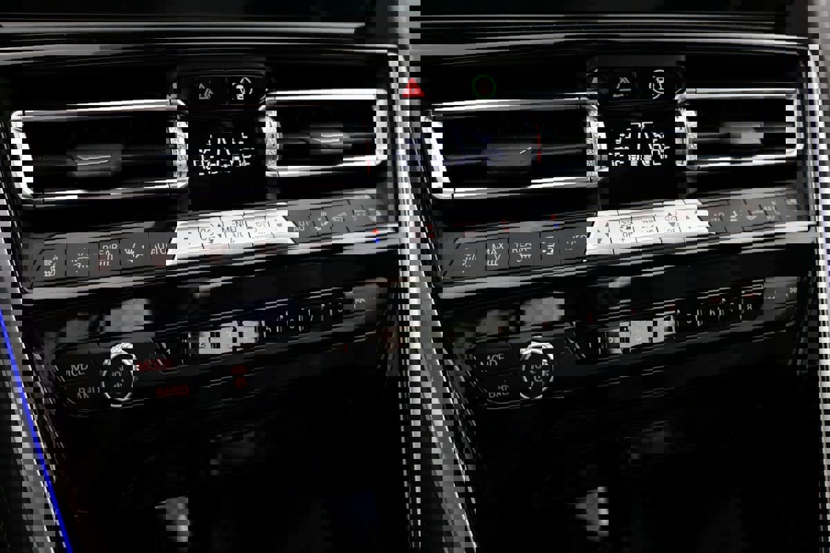 Used 2024 BMW 840i xDrive Coupe w/ Driving Assistance Package image 32