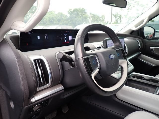 Used 2025 Ford Expedition Platinum w/ Driver's Package AWD/4WD image 17