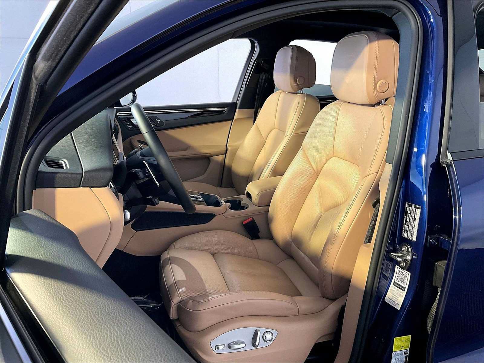 Certified 2024 Porsche Macan AWD/4WD image 5