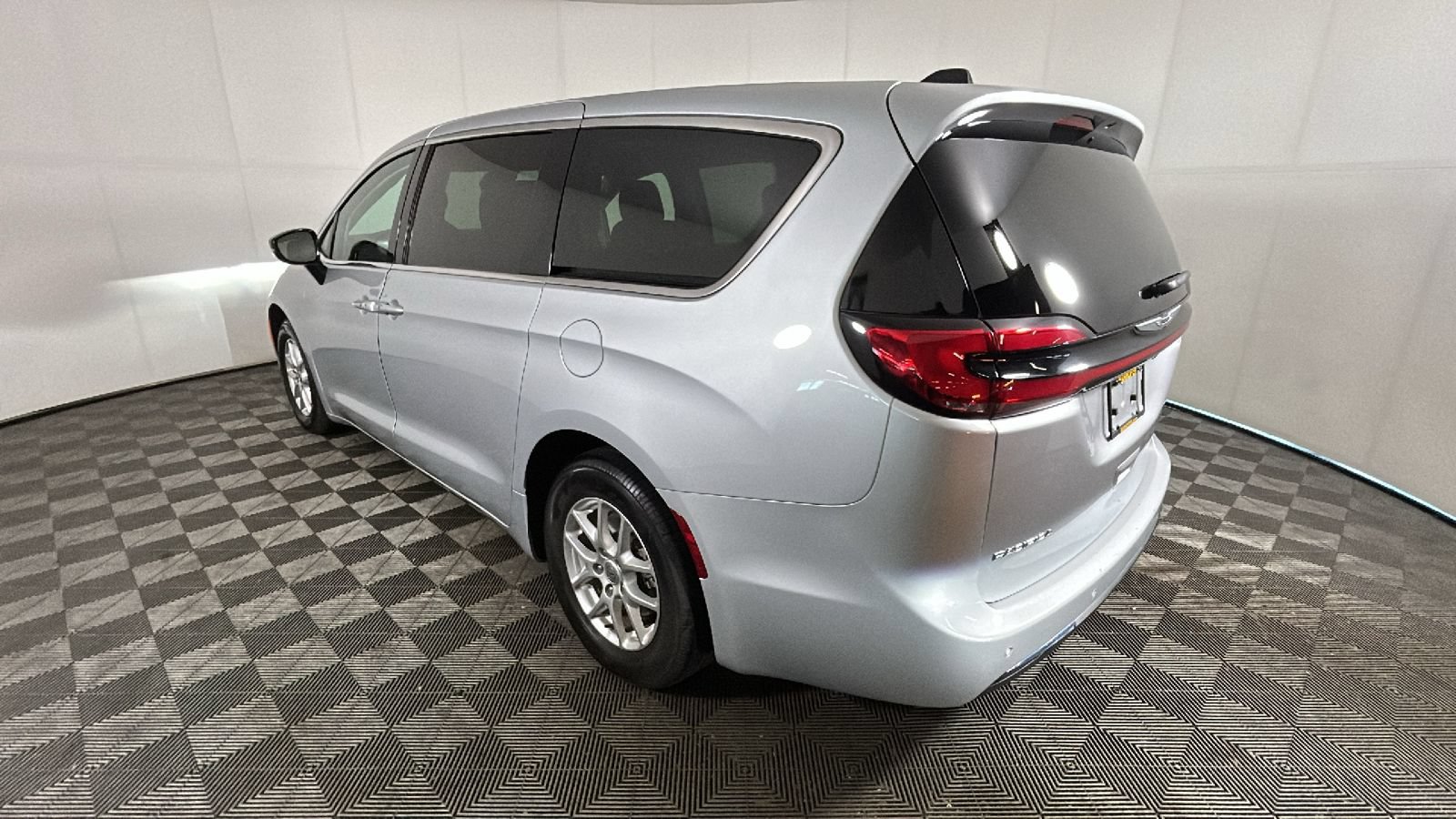 Used 2024 Chrysler Pacifica Touring-L FWD video 5
