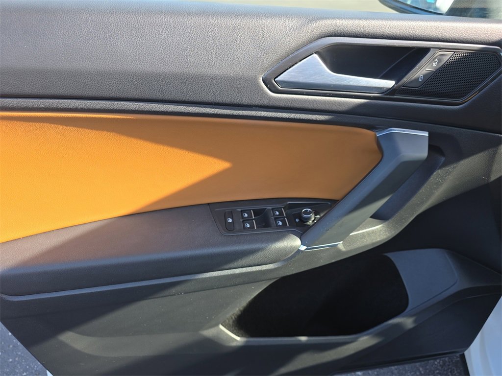 Used 2018 Volkswagen Tiguan SE w/ Panoramic Sunroof Package image 18