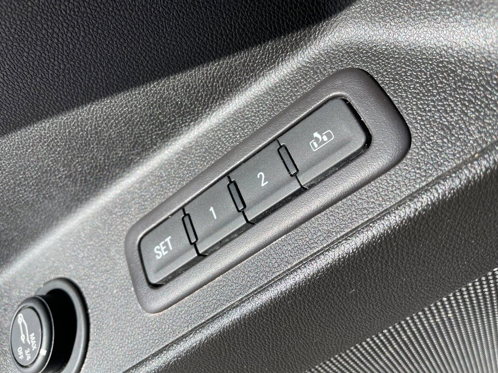 Used 2018 Chevrolet Equinox Premier image 4