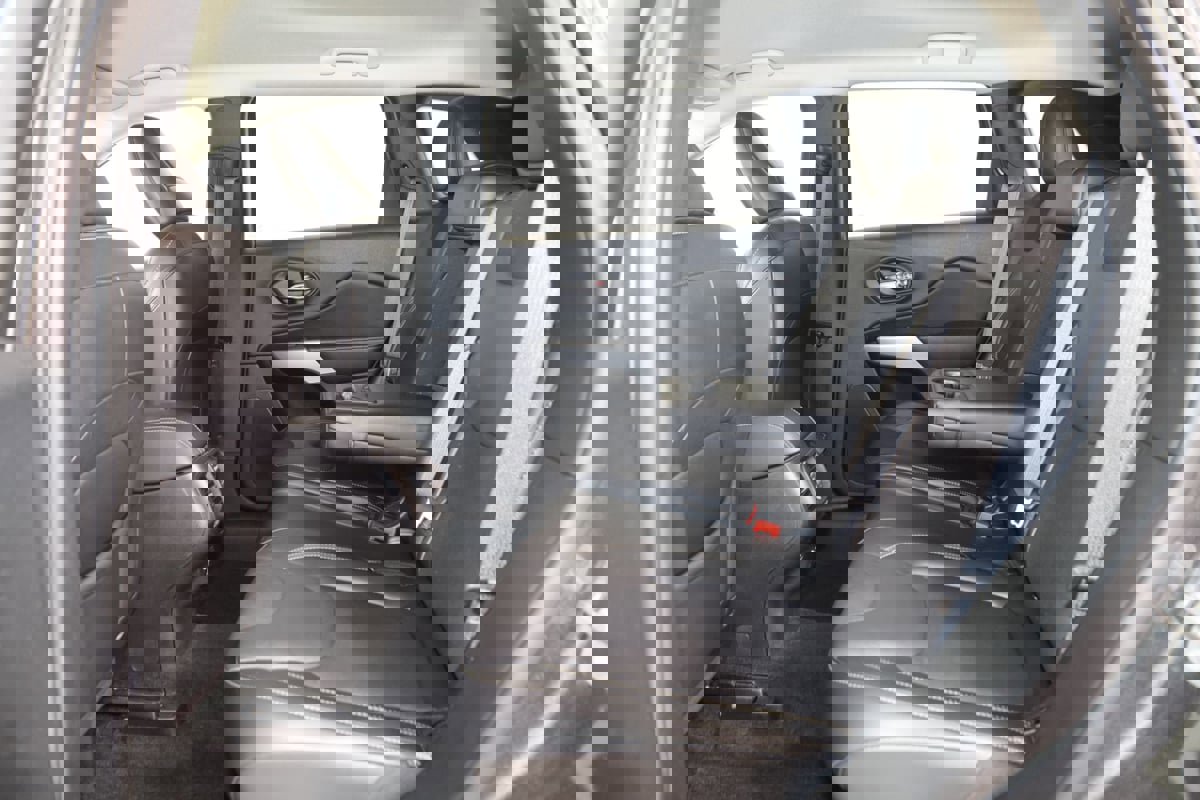 Used 2018 Jeep Cherokee Latitude Plus w/ Cold Weather Group FWD image 44