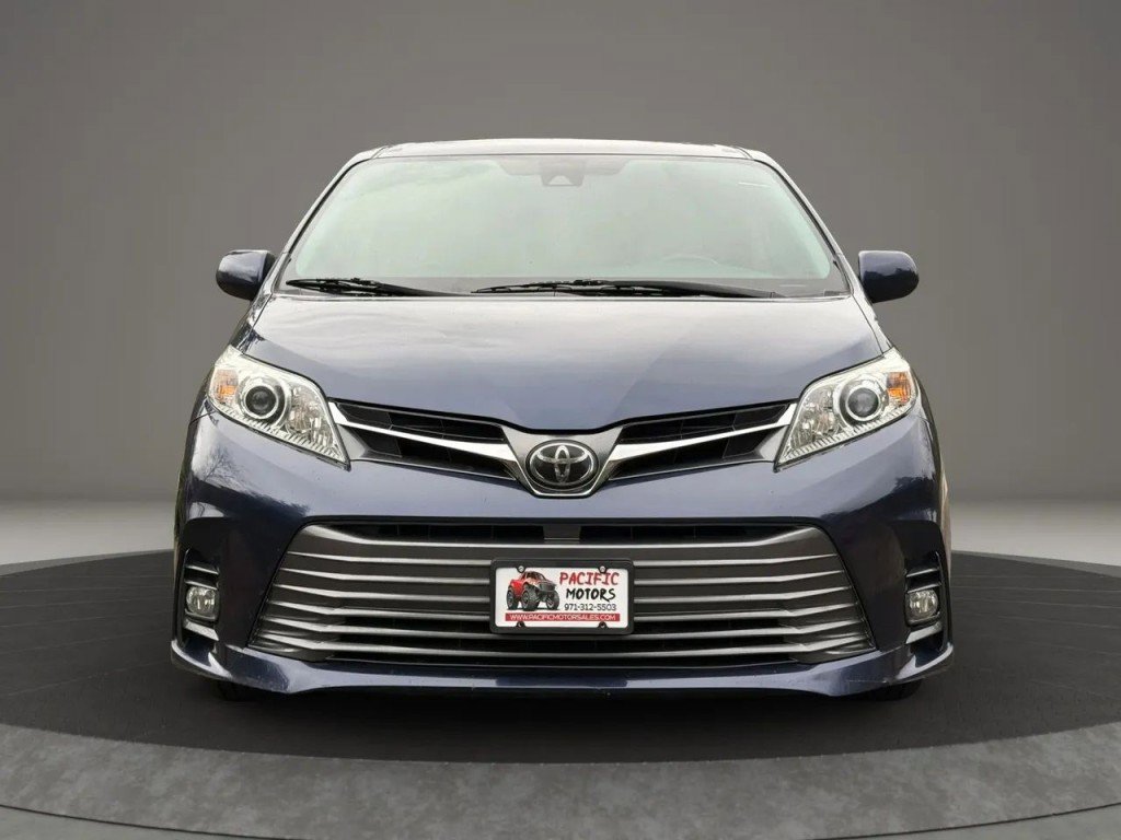 Used 2018 Toyota Sienna XLE w/ XLE Navigation Package image 3