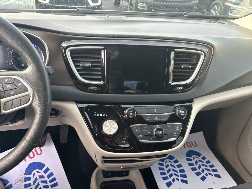 Used 2017 Chrysler Pacifica Touring image 18