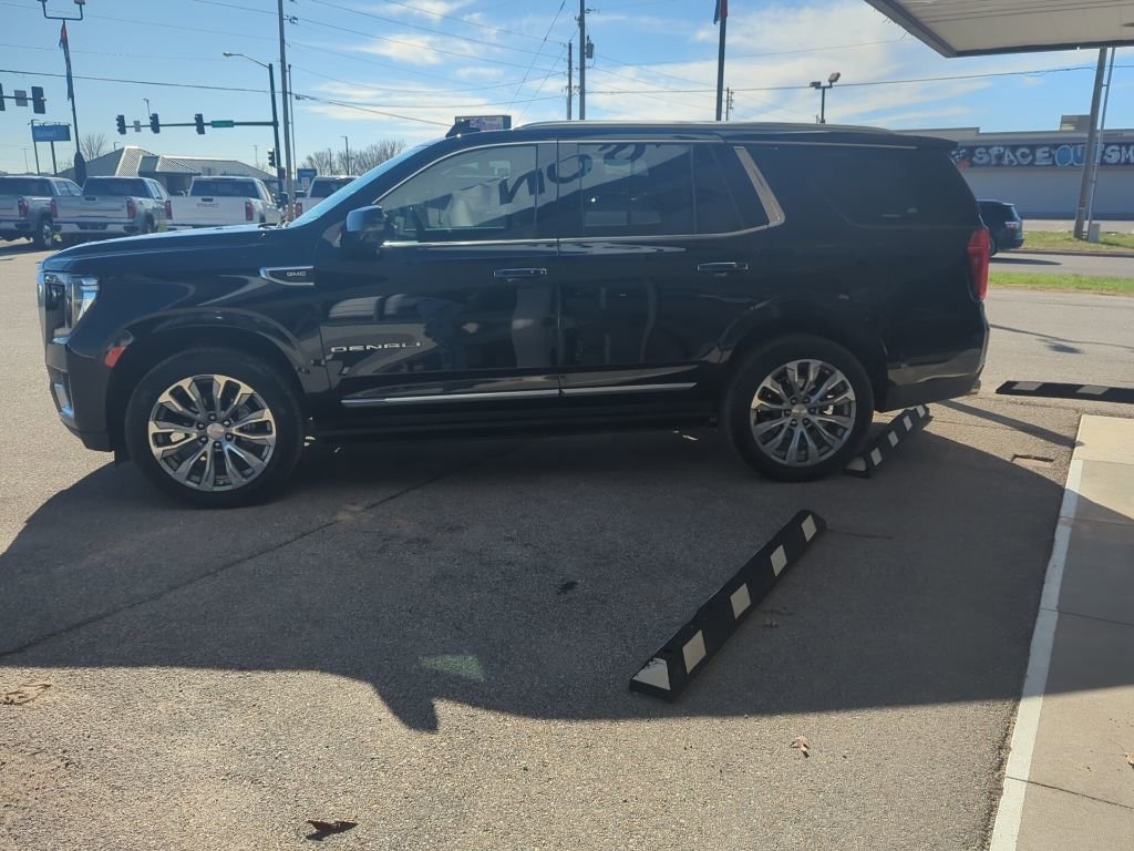 Used 2021 GMC Yukon Denali w/ Denali Premium Package image 3