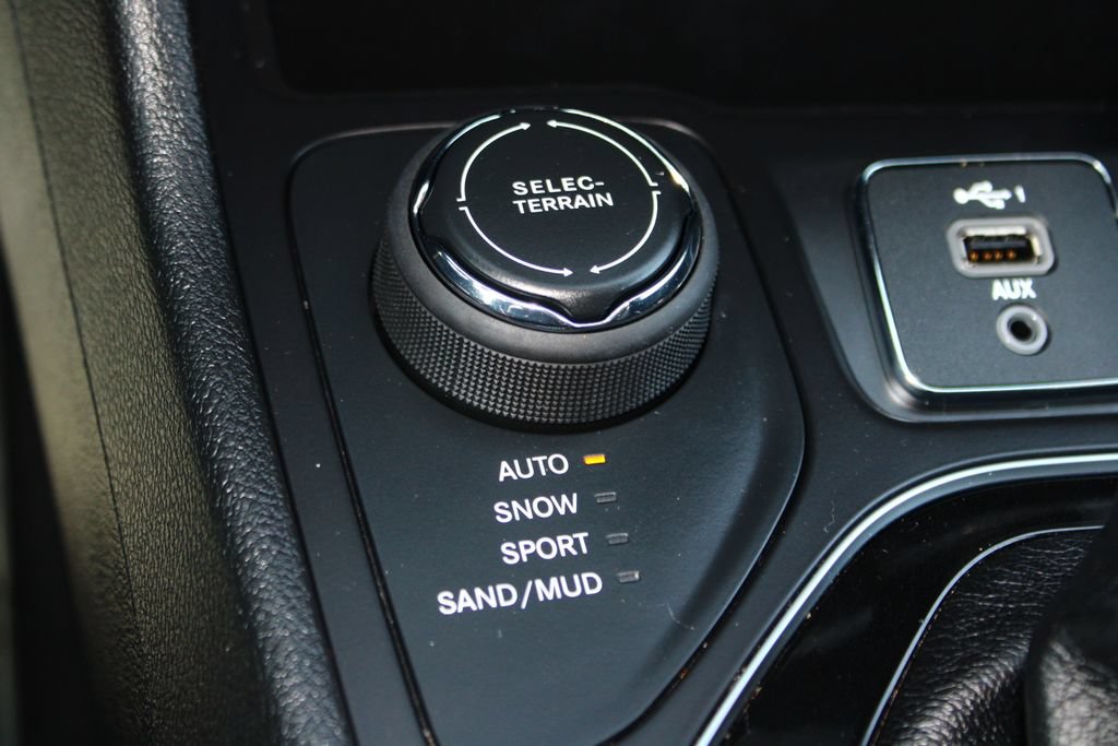 Used 2020 Jeep Cherokee Latitude Plus AWD/4WD image 25