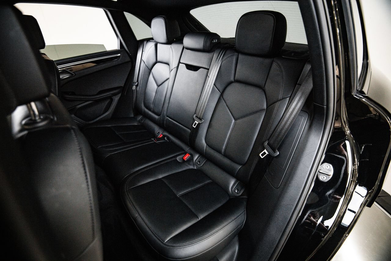 Certified 2024 Porsche Macan AWD/4WD image 25