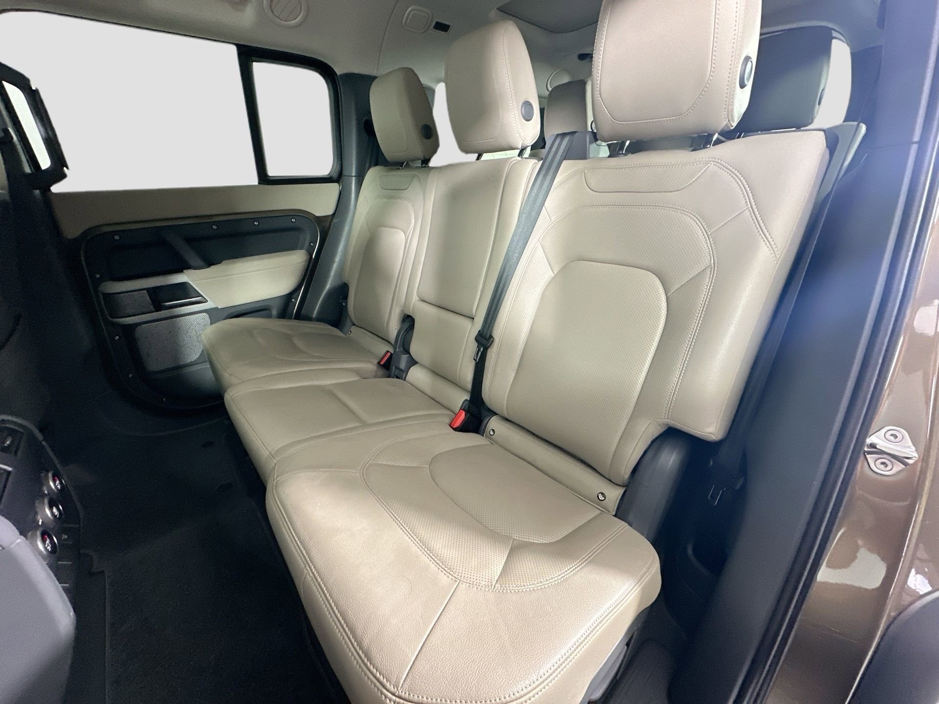 Used 2023 Land Rover Defender 130 SE image 27