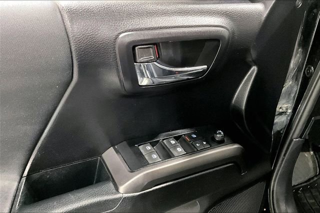 Used 2020 Toyota Tacoma TRD Sport AWD/4WD image 38