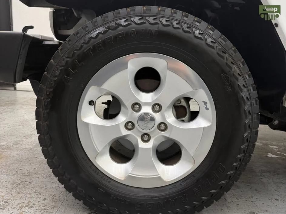 Used 2015 Jeep Wrangler Sahara w/ Connectivity Group AWD/4WD image 31
