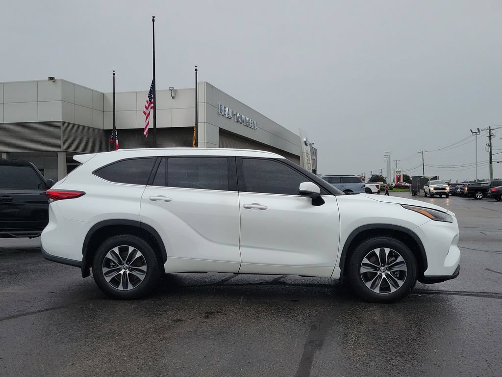 Used 2022 Toyota Highlander XLE AWD/4WD image 8