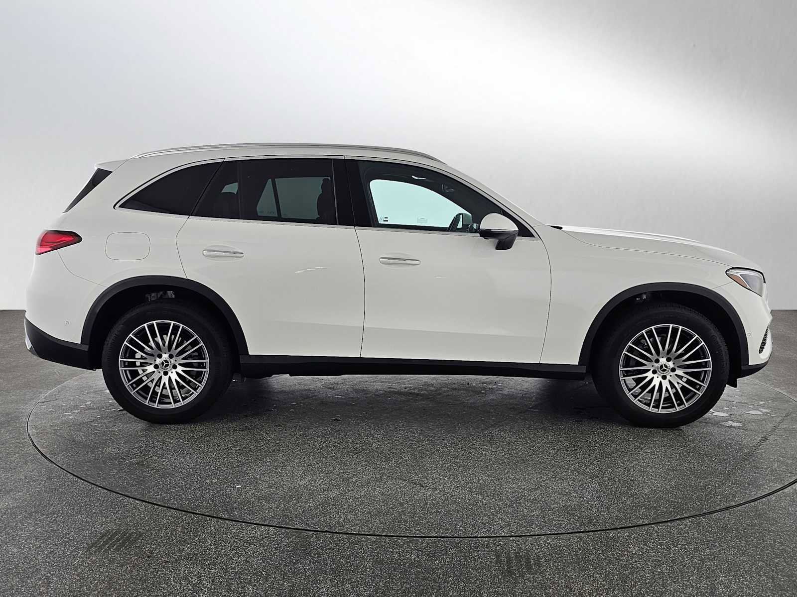 Used 2026 Mercedes-Benz GLC 300 image 2
