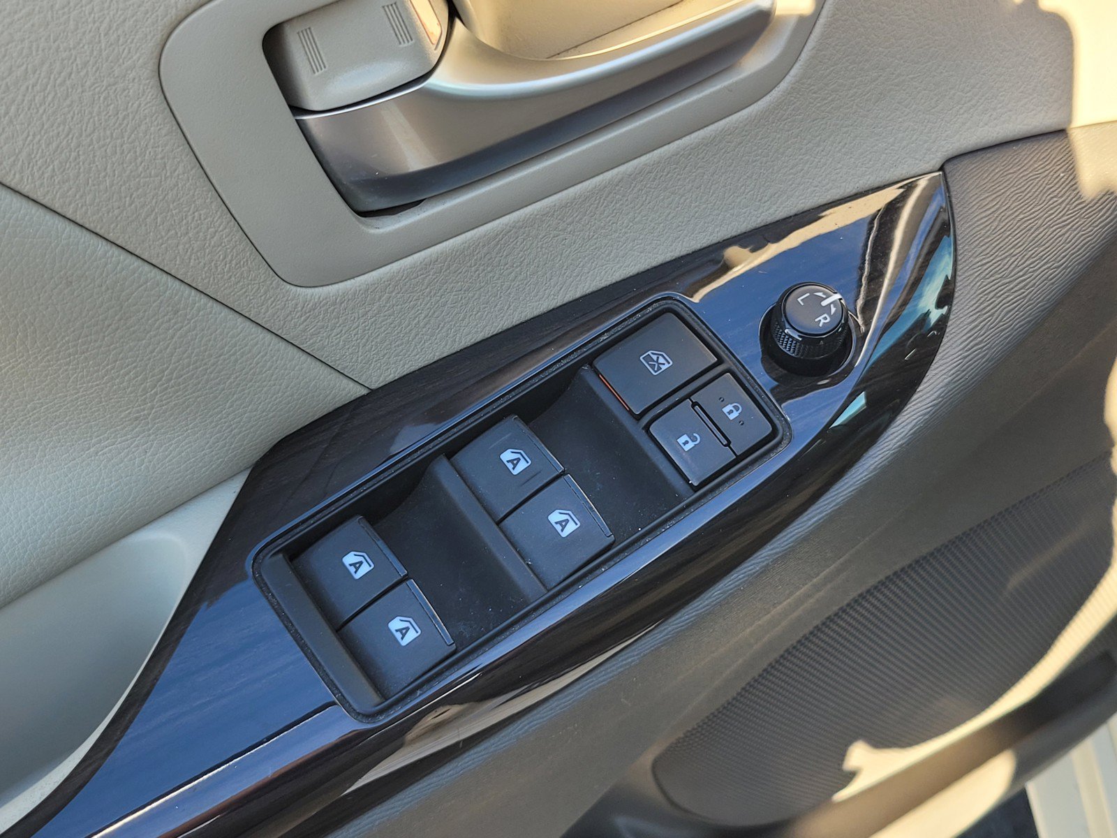 Used 2015 Toyota Sienna XLE w/ XLE Navigation Package FWD image 17