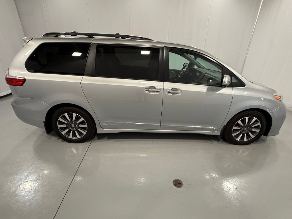 Used 2020 Toyota Sienna Limited Premium image 4