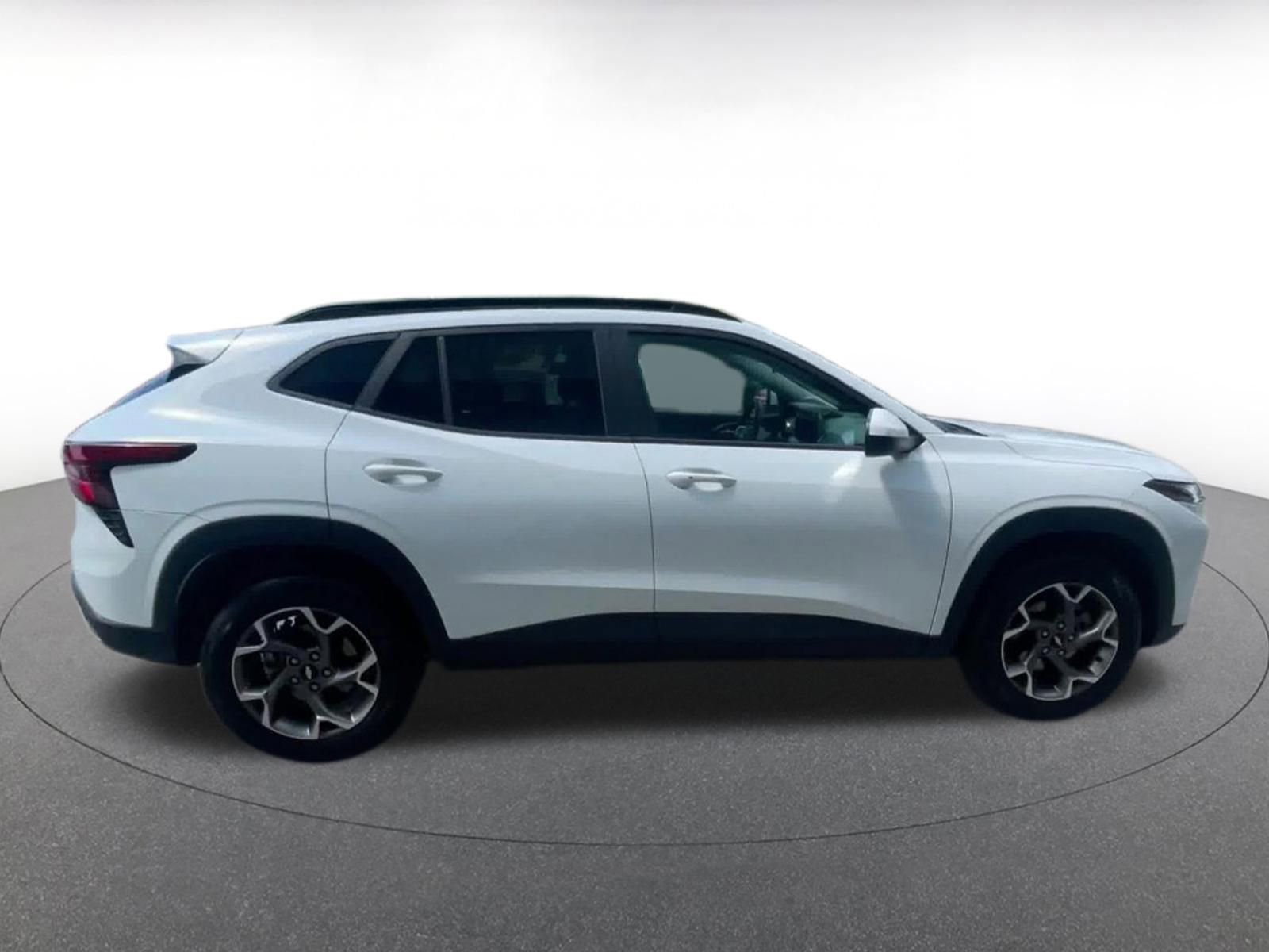 Used 2025 Chevrolet Trax LT w/ LT Convenience Package FWD image 16