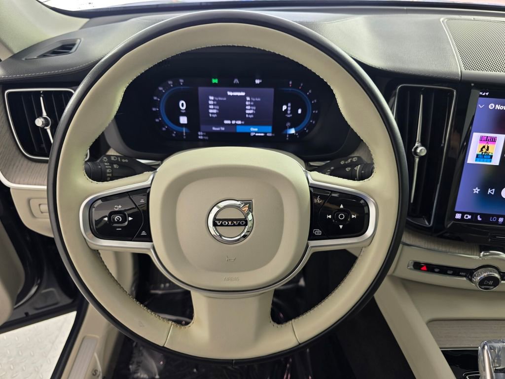 Used 2022 Volvo XC60 B5 Inscription w/ Protection Package Premier image 18