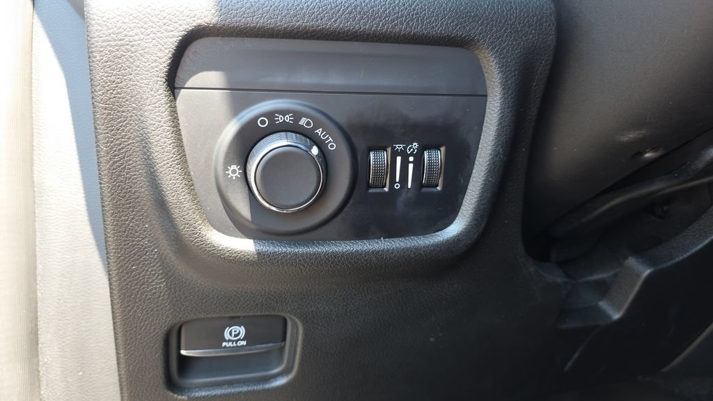 Used 2024 Jeep Grand Cherokee Altitude RWD image 13