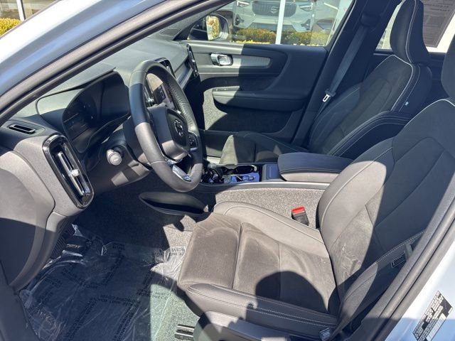 Used 2025 Volvo XC40 B5 Plus AWD/4WD image 18