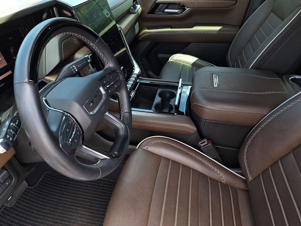 Used 2025 GMC Yukon Denali Ultimate AWD/4WD image 10
