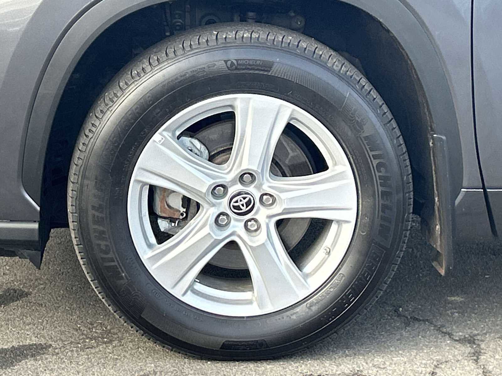 Used 2023 Toyota Highlander LE image 14