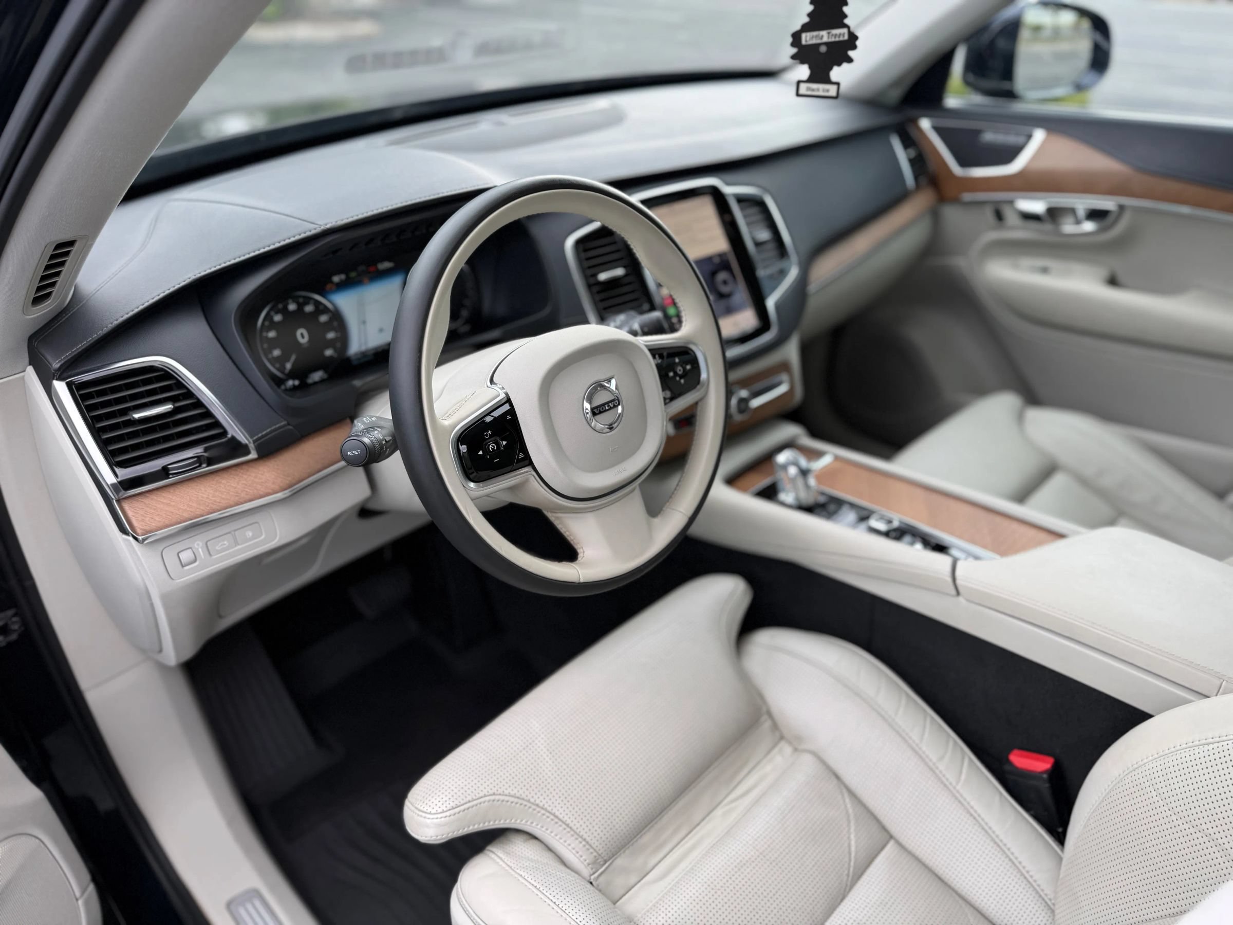 Used 2017 Volvo XC90 T8 Inscription w/ Vision Package AWD/4WD image 10
