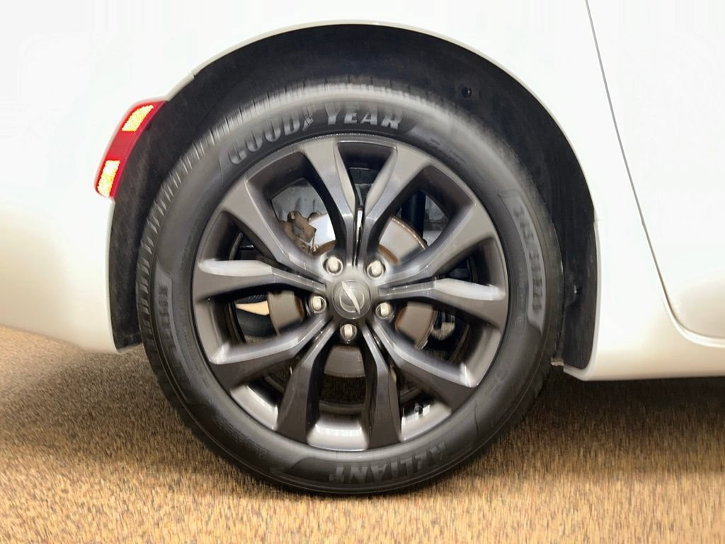 Used 2019 Chrysler Pacifica Touring Plus w/ S Appearance Package FWD image 28