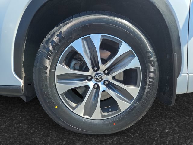 Used 2023 Toyota Highlander XLE FWD image 2
