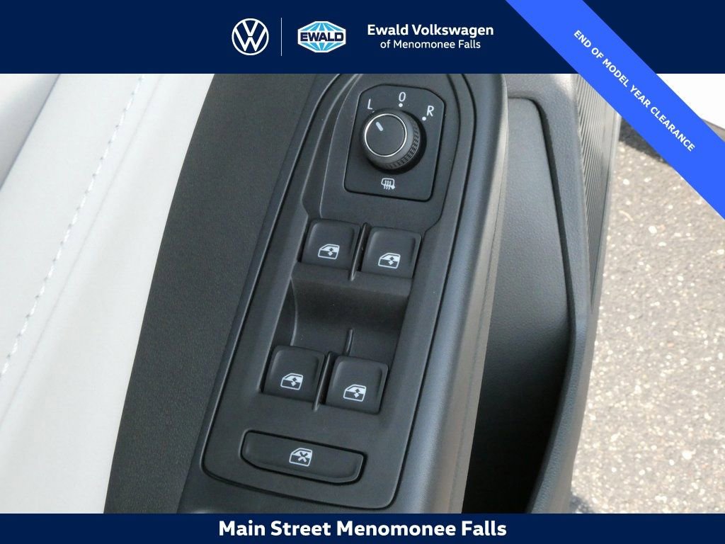 Certified 2025 Volkswagen Taos SE image 28