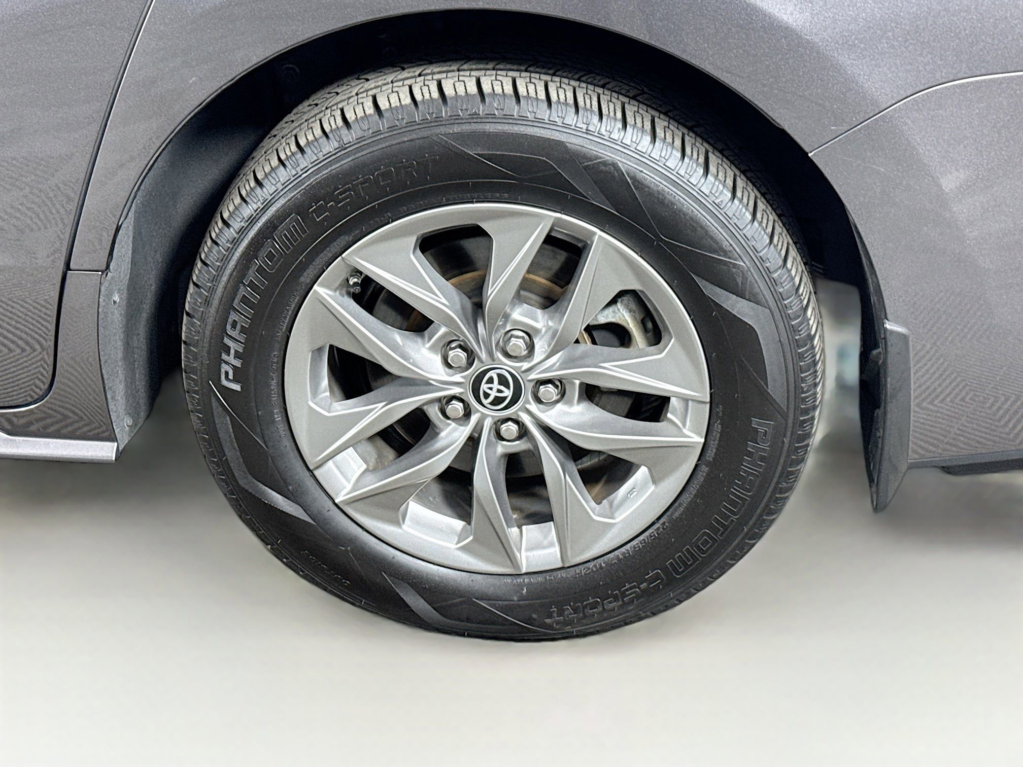 Certified 2024 Toyota Sienna XLE FWD image 9