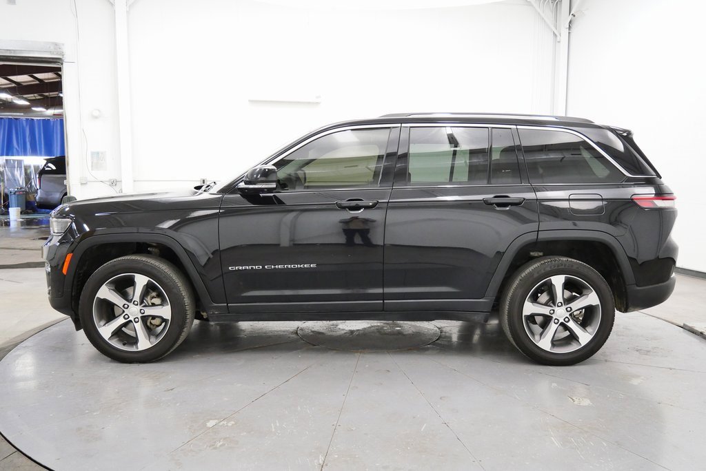Used 2023 Jeep Grand Cherokee Limited w/ Luxury Tech Group II image 4