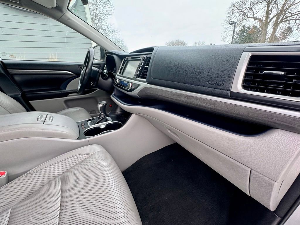 Used 2018 Toyota Highlander Limited image 25
