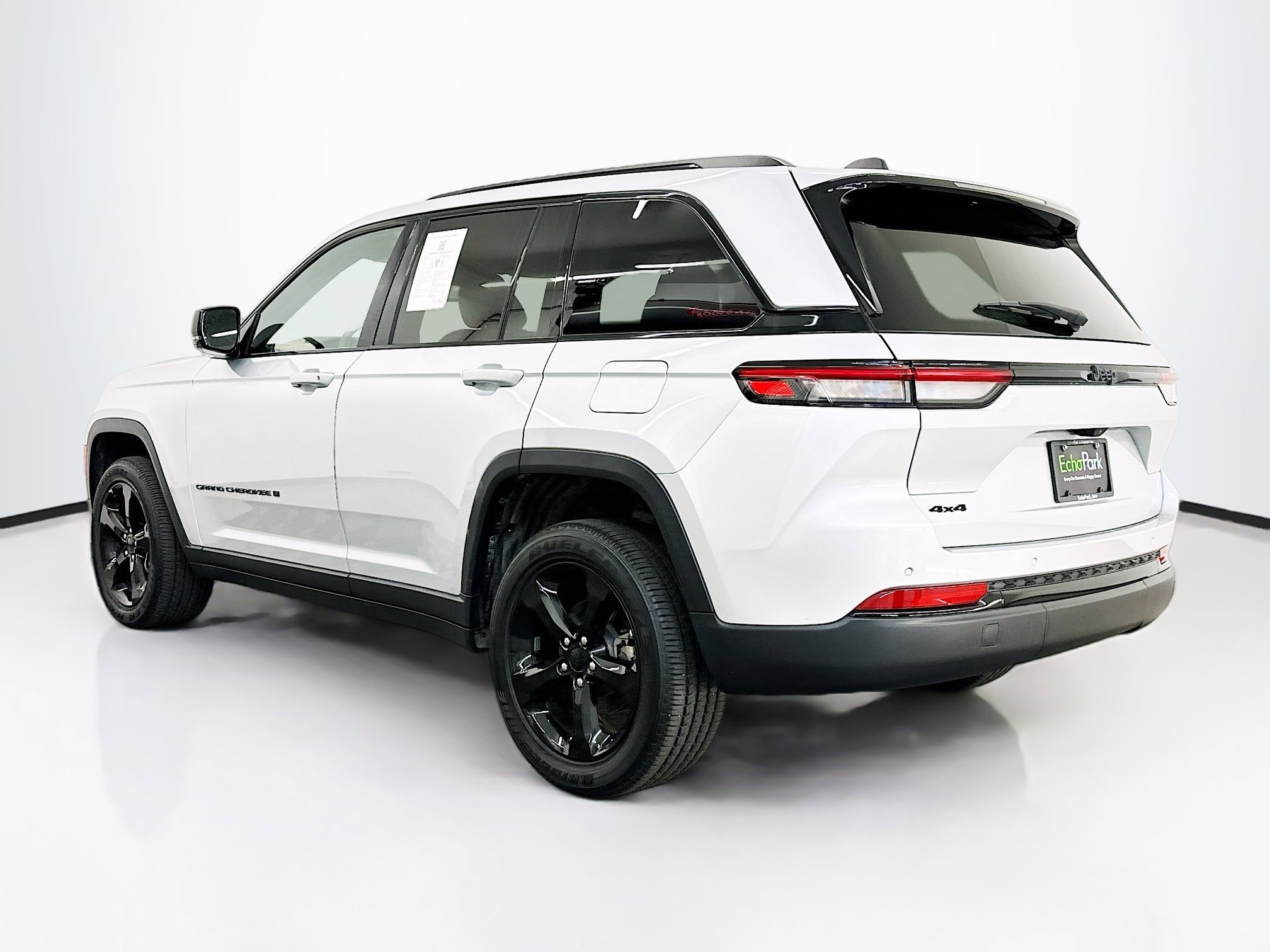 Used 2023 Jeep Grand Cherokee Altitude image 5